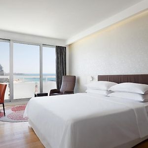 Premium Queen Room Sea View Mid Floor